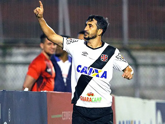 Douglas desencanta', Jordi salva, e Vasco bate Portuguesa no Canindé