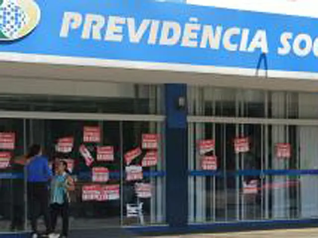 Agências do INSS devem reabrir na quarta-feira; peritos continuam em greve