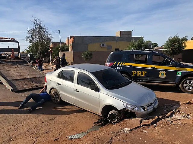 AGORA: em perseguição policial, carro carregado com cigarro quase atropela criança