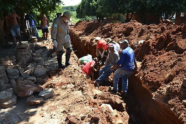 Trabalhador fica com perna soterrada durante abertura de valeta