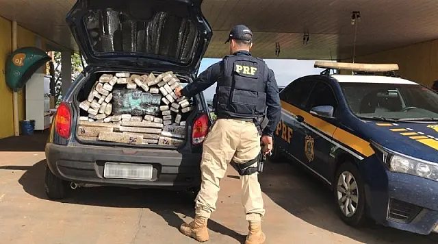 PRF apreende 304 kg de maconha no porta-malas de veículo