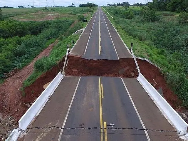 Ponte projetada para suportar cheia de córrego caiu após 80 mm de chuva