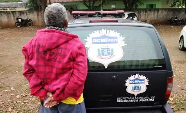 Homem é preso por tentar estuprar mulher dentro do banheiro de praça