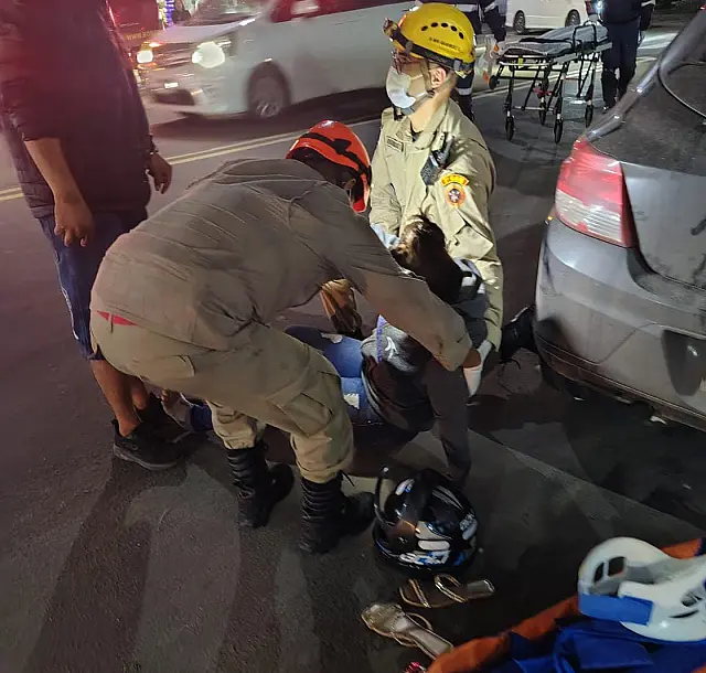 Colisão entre carro e moto deixa mulher ferida em Corumbá