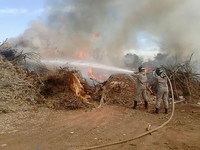 Incêndio atinge terreno do antigo lixão de Anastácio