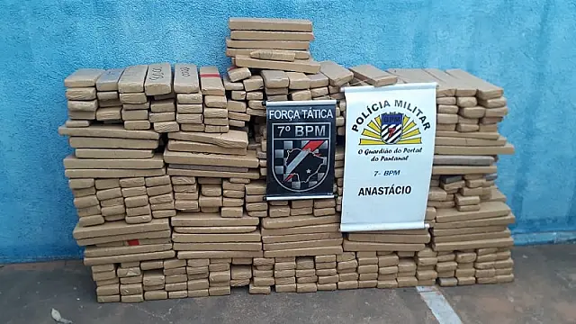 Carro é abandonado com meia tonelada de maconha em Anastácio