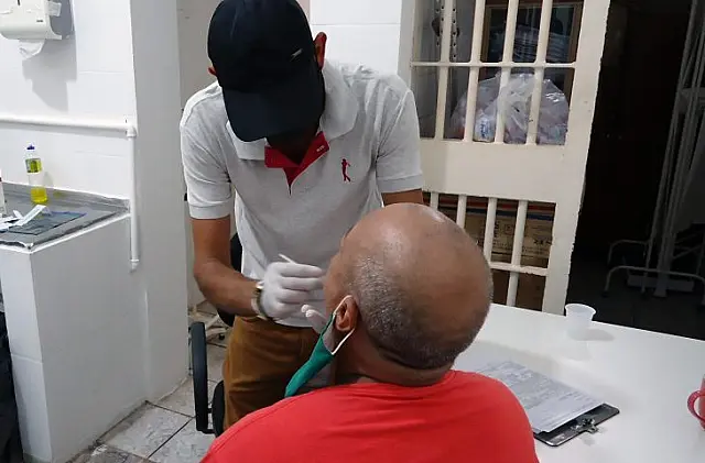 Projeto leva testes e orientações sobre HIV a presídios