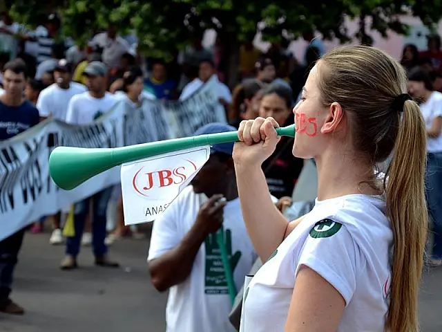Funcionários da JBS de Anastácio protestam após paralisação de frigorífico
