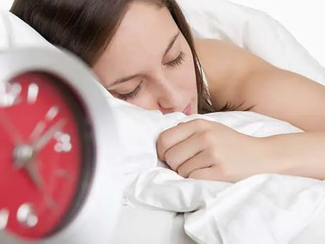 Dormir cedo ajuda a eliminar pensamentos negativos, diz estudo