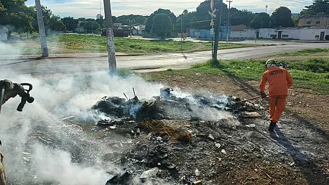 Bombeiros controlam incêndio em amontoado de lixo no bairro Popular Velha em Corumbá
