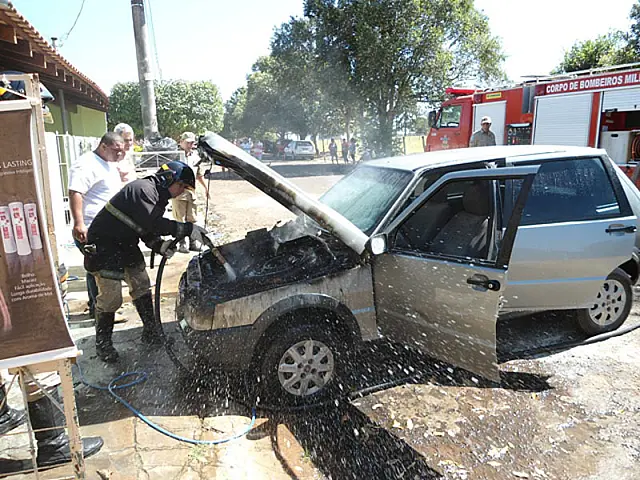 Princípio de incêndio em carro mobiliza bombeiros