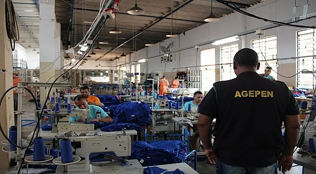 De camisetas a mochilas, uniformes escolares são confeccionados em presídios com economia de 40%