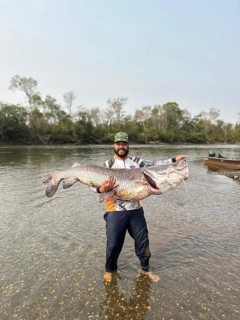 Pescador de MS fisga pintado de 1,76m e bate recorde no Brasil