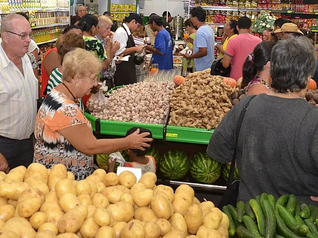 Acordo define horário de funcionamento do comércio amanhã