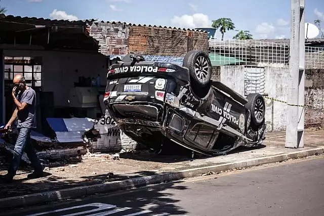 Acidente de trânsito resulta em capotamento de viatura policial