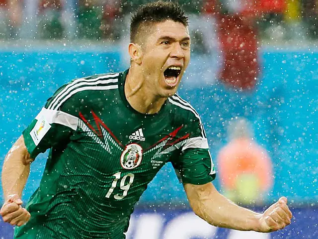 México supera erros de arbitragem e vence Camarões
