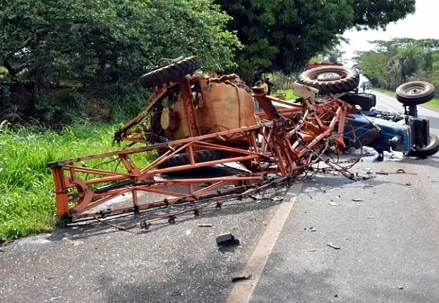 Motorista de trator fica ferido após ser atingido por ônibus