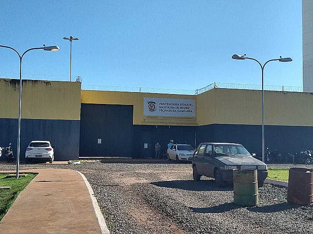 Juiz ouve reclamações sobre comida azeda e falta de colchões em presídio