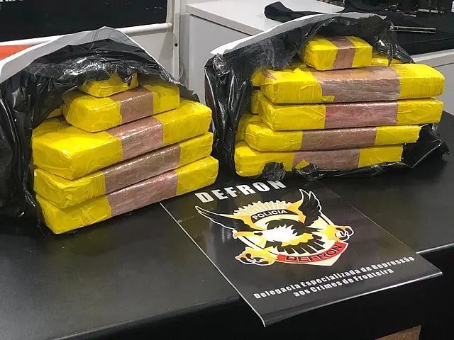 Defron apreende 26kg de maconha e autua duas em flagrante por tráfico