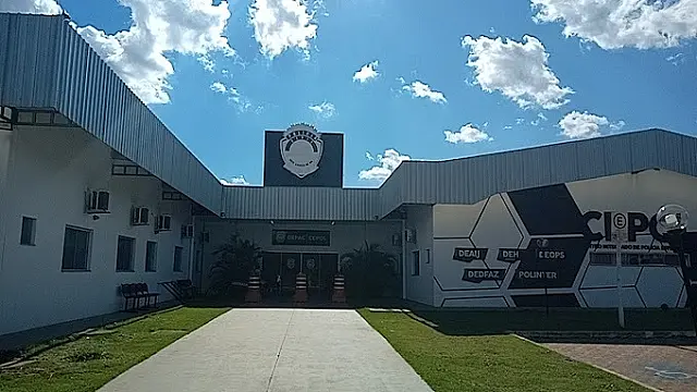 Sem aceitar fim do relacionamento, mulher joga soda cáustica no rosto do ex