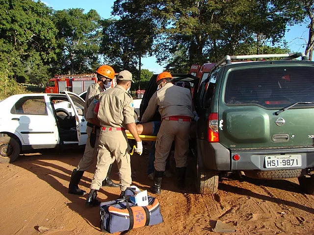 Acidente envolvendo dois veículos deixa cinco vítimas