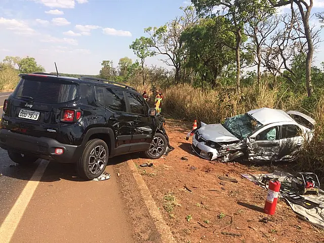 Acidente entre Clio e Jeep Renegade mata homem; outro veículo também se envolveu