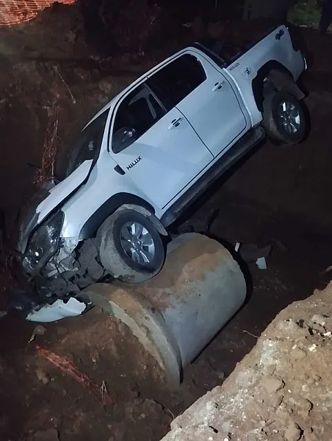 Caminhonete cai em área de obras em Corumbá
