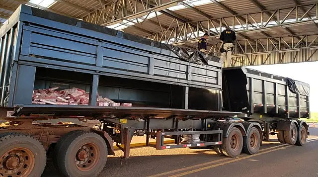 PRF apreende 1,5 tonelada de maconha em fundo falso