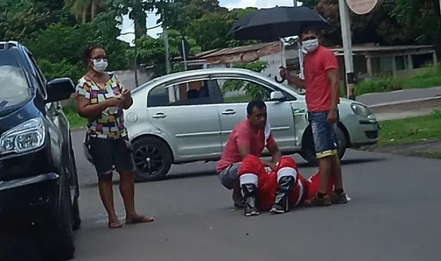 Vestido de "Papai Noel", homem cai de carro em movimento