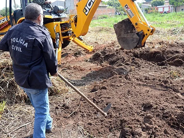 Polícia ouve parentes de desaparecidos e aguarda laudo para identificar ossada
