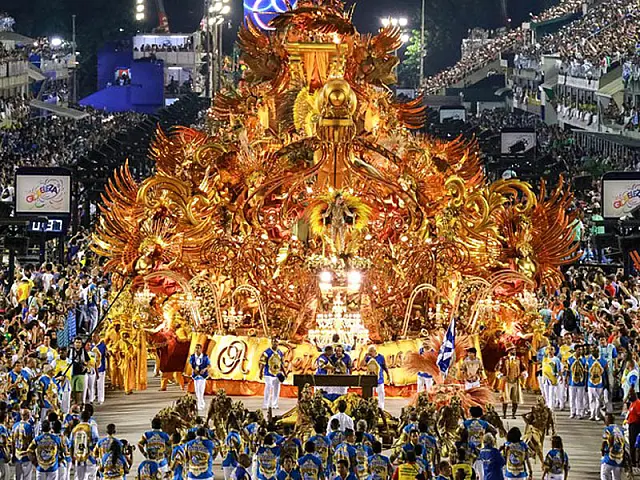 Beija-Flor, Tijuca e Mocidade se destacam no 1º dia de carnaval no Rio