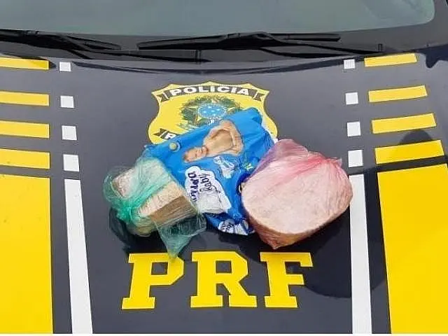 Mulher de 18 anos é presa carregando cocaína em pacote de fralda