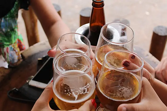 Jovem é preso após promover festa com adolescentes