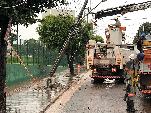 Caminhão bate em poste e deixa comércios da Avenida da Integração sem luz