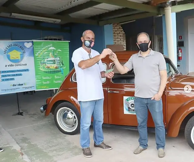 Clube de colecionadores entrega fusca a ganhador de rifa em prol de asilo