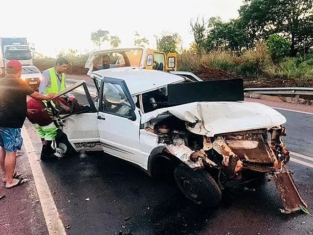 Carro invade pista contrária e colide contra caminhonete na BR-163