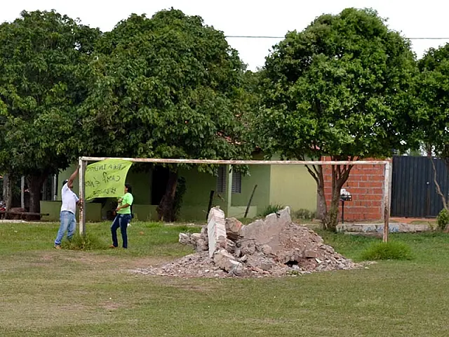 Dono prefere encher terreno de entulho do que colaborar com indígenas e fazer permuta