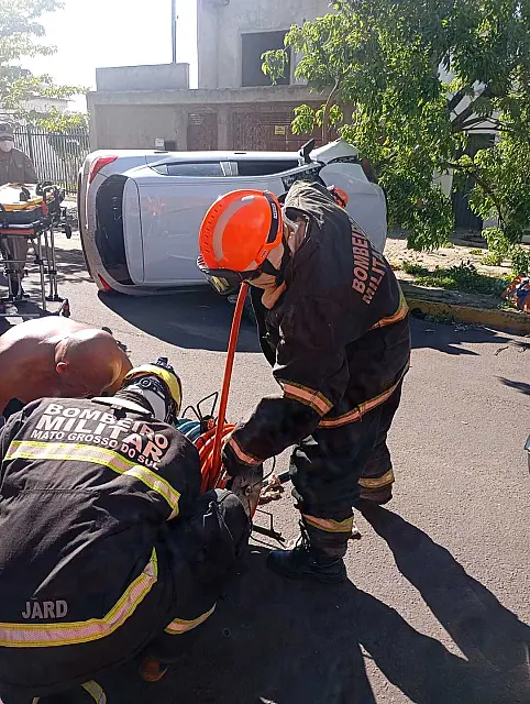 Capotamento de veículo mobiliza Corpo de Bombeiros no centro de Corumbá