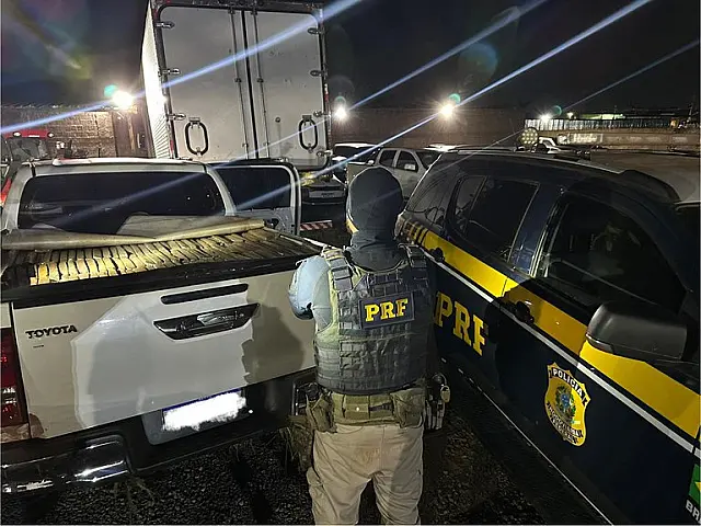 PRF apreende mais de 2 toneladas de maconha e recupera caminhonete na BR-060