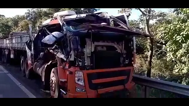 Carretas colidem próximo ao posto Pioneiro em Miranda