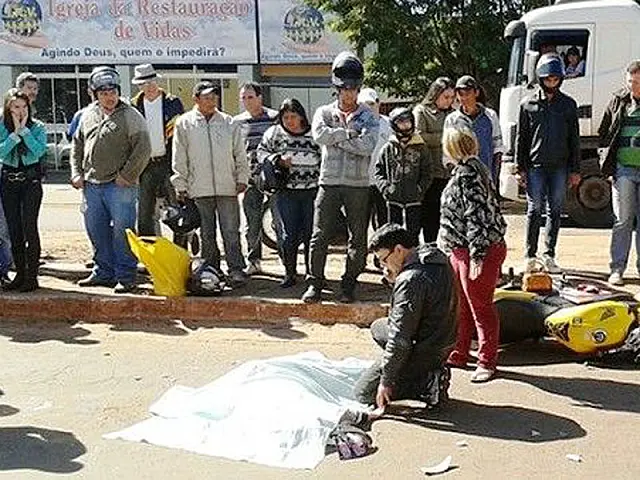 Professora morre atropelada por carreta