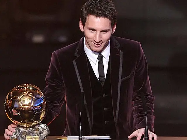 Messi recebe Bola de Ouro das mãos de Ronaldo e entra para a história