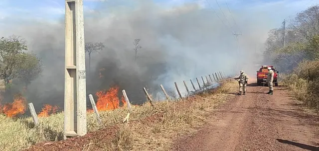 Após controle das chamas, vento muda e fogo recomeça no Abobral