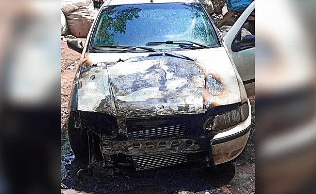 Carro pega fogo em Aquidauana e mobiliza Bombeiros