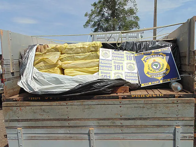 PRF apreende caminhão com quase quatro toneladas de maconha na BR-262