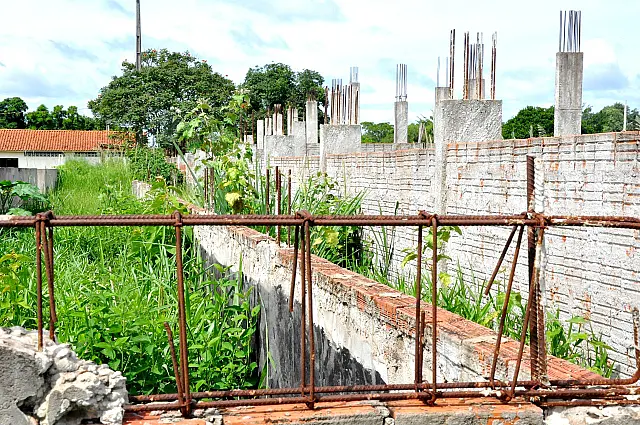 Obra do Estádio Rosalda Paim está parada em Anastácio