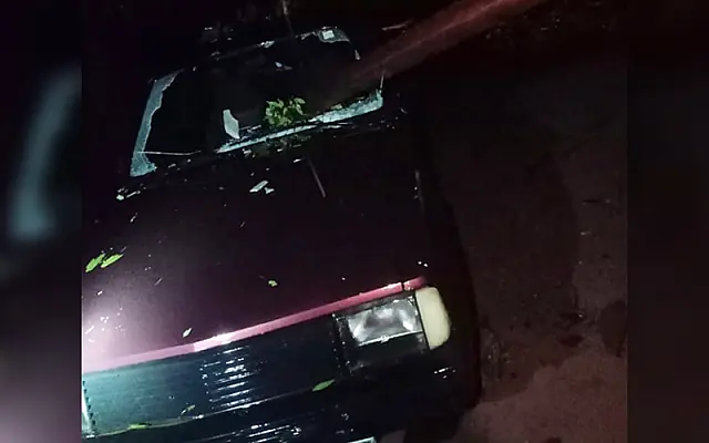 Viga lançada pelo vento durante o temporal de sábado atravessou carro em Aquidauana