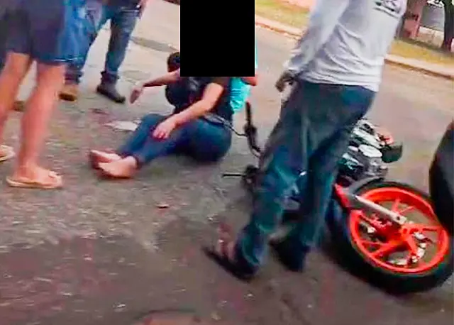Condutora de moto é socorrida após colisão com carro em Aquidauana