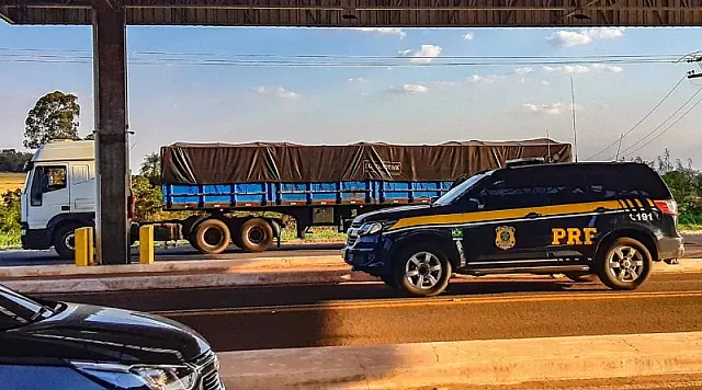 PRF apreende caminhão com 2 milhões em muamba em Terenos