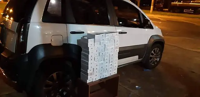 PRF apreende 77 aparelhos celulares escondidos em painel de veículo
